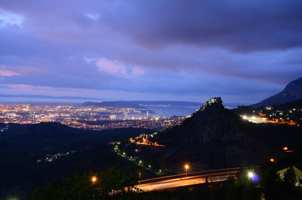 Holiday Home Miklica Klis Bagian luar foto